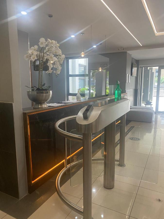 Lovely Rosebank 1-Bedroom Condo With Pool & Cinema Johannesburg Exterior photo