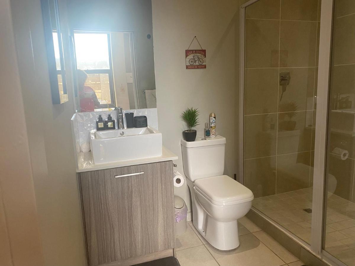 Lovely Rosebank 1-Bedroom Condo With Pool & Cinema Johannesburg Exterior photo